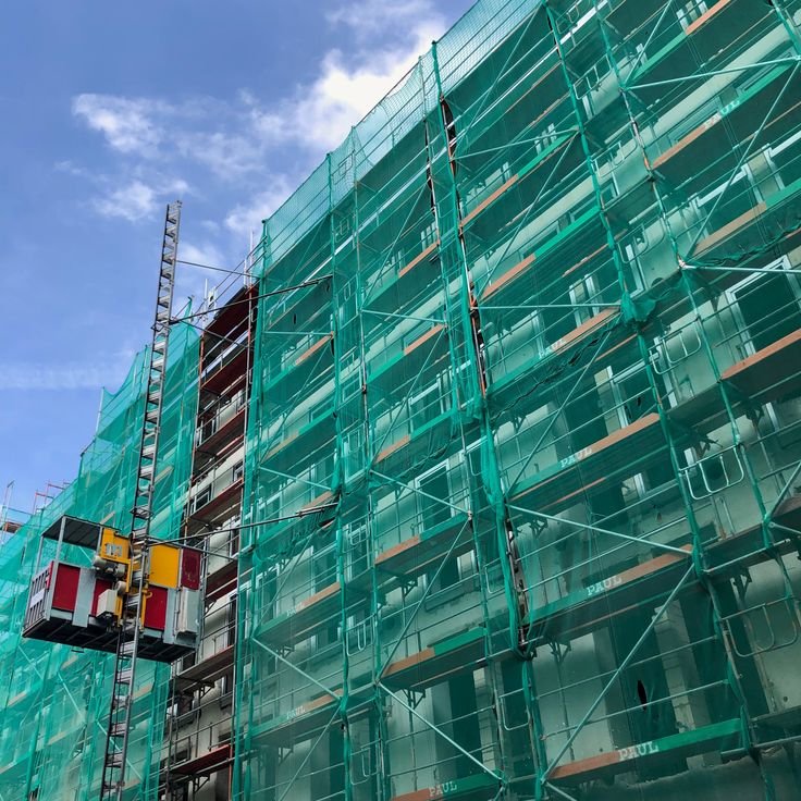 Heavy duty construction safety net on building site